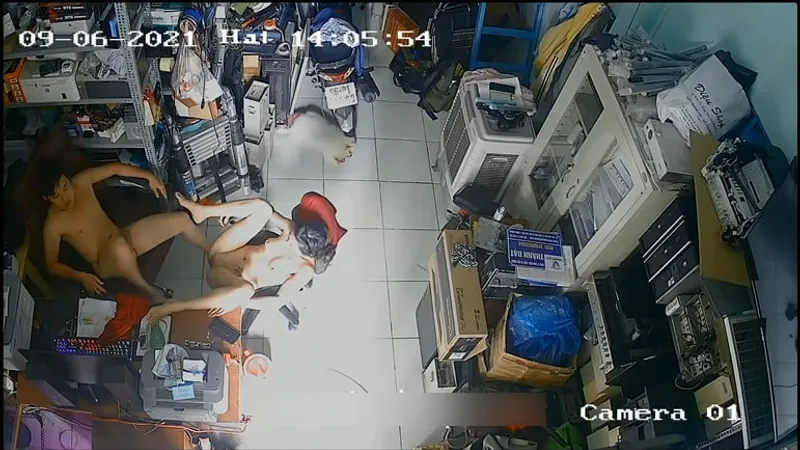 Bà xã ông xã trả bài nhau trong của hàng máy tính