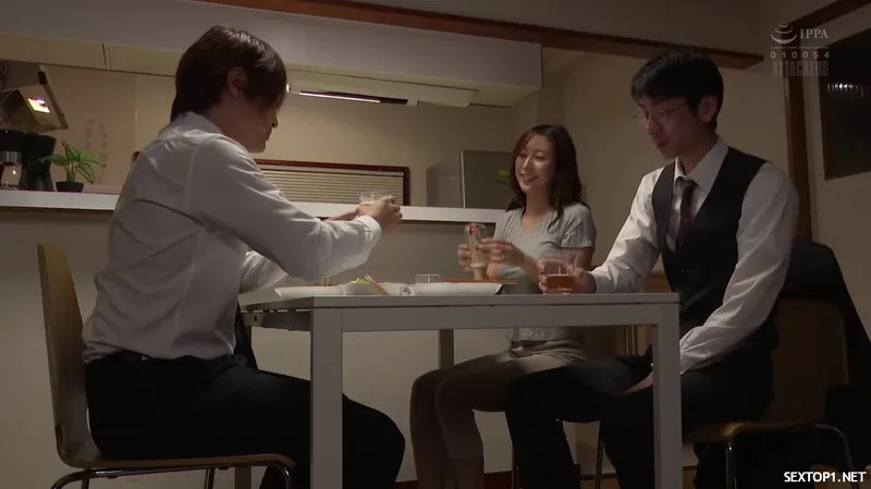 đến nhà tiền bối ở nhờ, hiếp dâm luôn vợ sếp