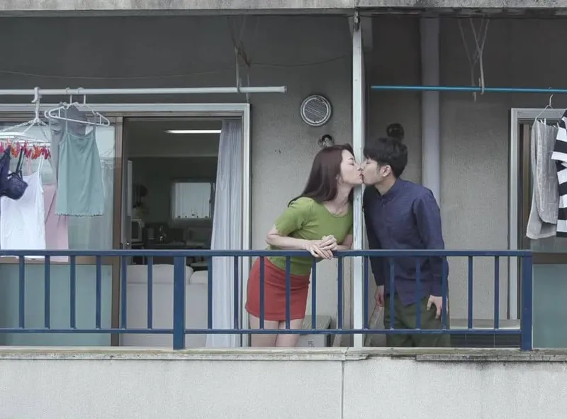 Tiếng rên của chị cạnh bên nhà bên và cậu thanh niên được lái máy bay