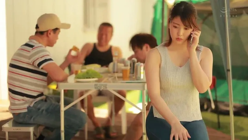 Anh xã khờ để cô vợ tham gia sự kiện cắm trại với mấy gã nhà đối diện và cái kết
