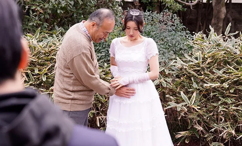 ông xã quá yếu, vợ dù yêu nhưng vẫn thường phang với bố chồng đến có thai