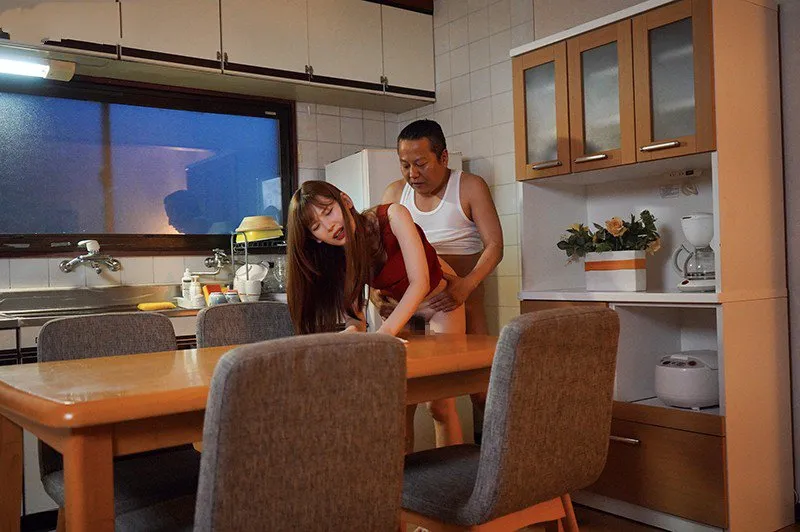 Cục cưng bị anh xã mới của mẹ đụ mỗi ngày, cho dù đã có người yêu