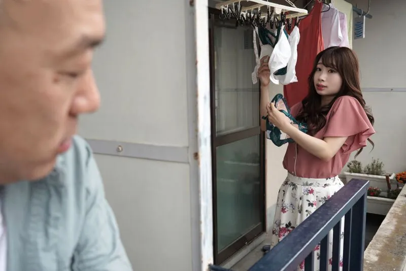 Gã nhà kề bên chuyên soi mói và cặp bà xã người chồng thường xuyên rên la quá to