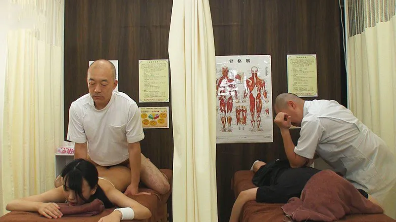 Dẫn bạn gái đi mát-xa rồi bị nắc cạnh bên mà không hề hay biết