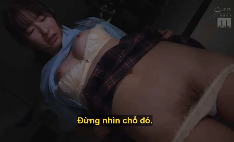 Người sếp trên dự định "làm tình" với cô em dưới lười nhác kiêu kỳ, suốt ngày chỉ mải mê chat chit cùng bạn trai.